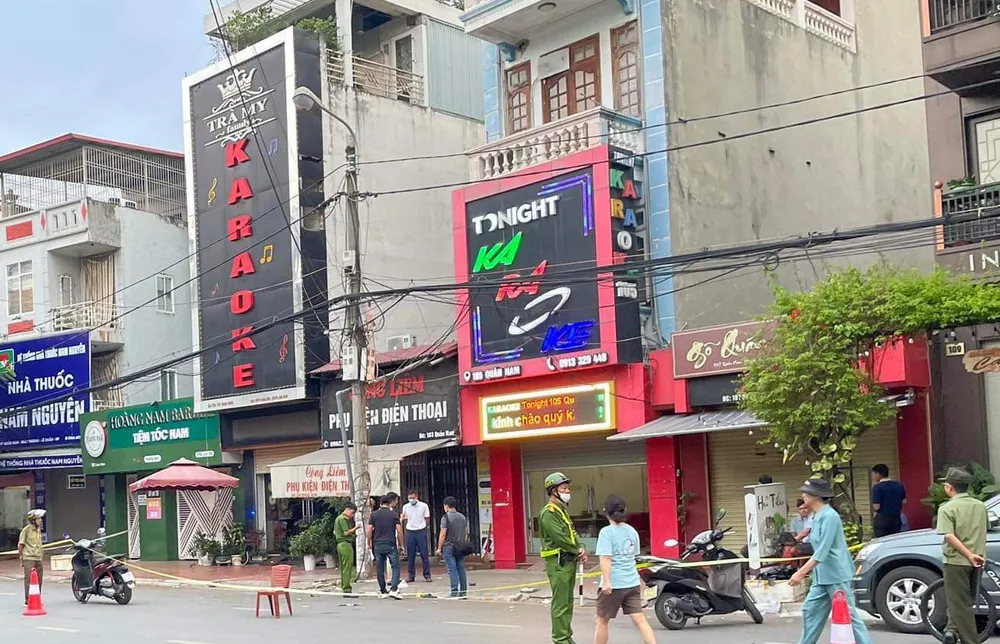Lực lượng chức năng phong toả khu vực quán karaoke để điều tra. Ảnh: Anh Vũ an-mang-kenh-duong-2-2922-5136.jpg