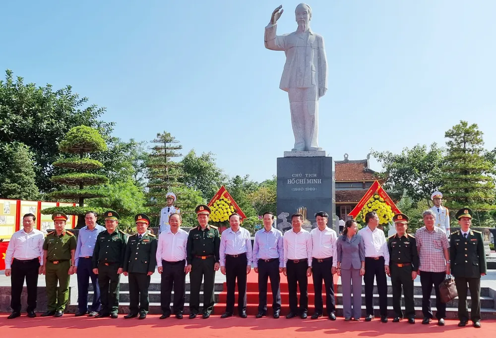 Chủ tịch nước Võ Văn Thưởng cùng đoàn công tác chụp ảnh lưu niệm tại Khu lưu niệm Chủ tịch Hồ Chí Minh trên huyện đảo Cô Tô. Ảnh: NS chu-tich-nuoc-tham-co-to-1.jpg