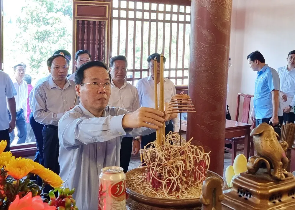 Chủ tịch nước Võ Văn Thưởng dâng hương tại Khu lưu niệm Chủ tịch Hồ Chí Minh trên đảo Cô Tô. Ảnh: NS chu-tich-nuoc-tham-co-to-3.jpg
