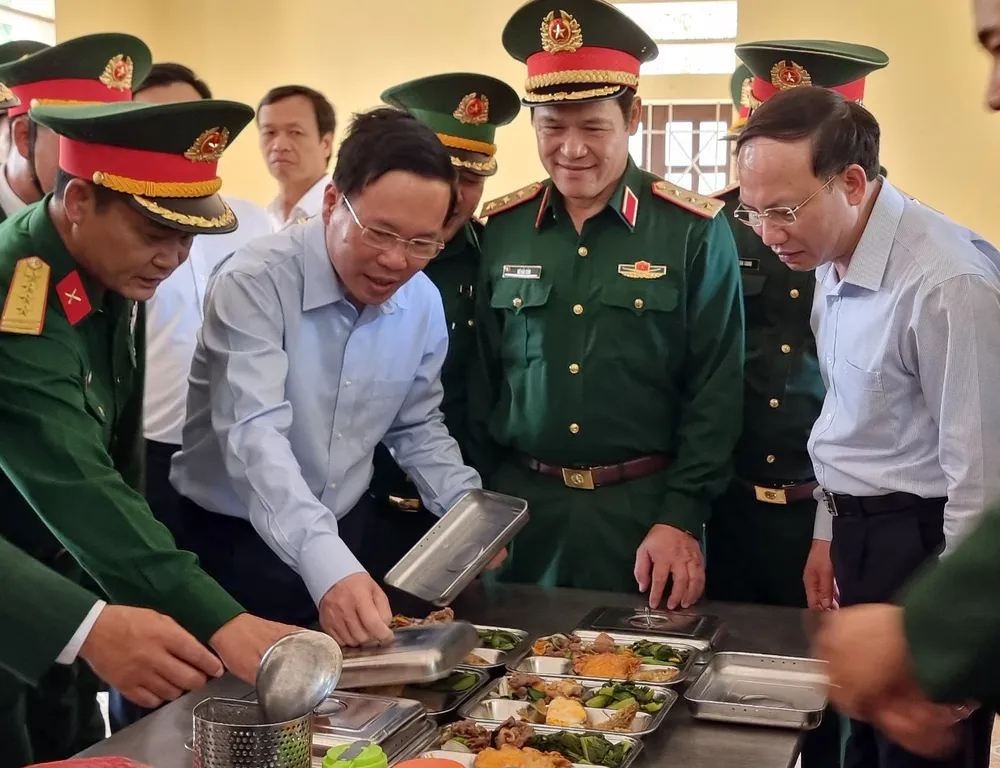 Chủ tịch nước Võ Văn Thưởng kiểm tra chất lượng bữa ăn của cán bộ, chiến sĩ tiểu đoàn phòng thủ đảo Cô Tô. Ảnh: NS chu-tich-nuoc-tham-co-to-4.jpg