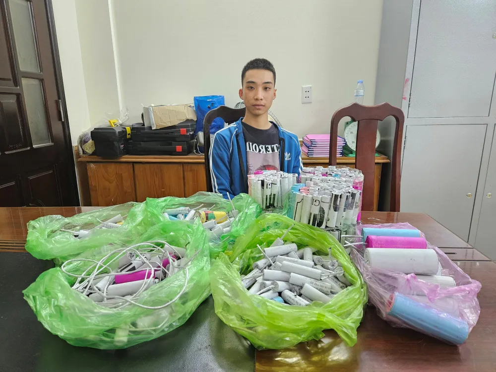 Vũ Văn Huy và lượng pháo nổ bị thu giữ. Ảnh: CAHP Vũ Văn Huy và lượng pháo nổ bị thu giữ