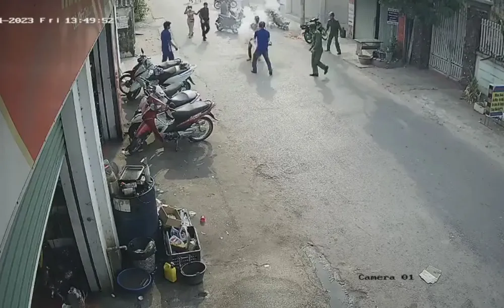 Người dân dùng bình cứu hoả dập lửa sau khi người đàn ông tẩm xăng, tự thiêu