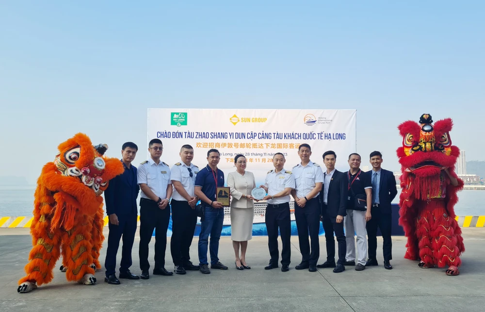 Lãnh đạo Sở Du lịch tỉnh Quảng Ninh chào mừng thủy thủ đoàn tàu Zhao Shang Yi Dun. Ảnh: NGỌC SƠN tau-du-lich-trung-quoc-quay-tro-lai-quang-ninh-3.jpg