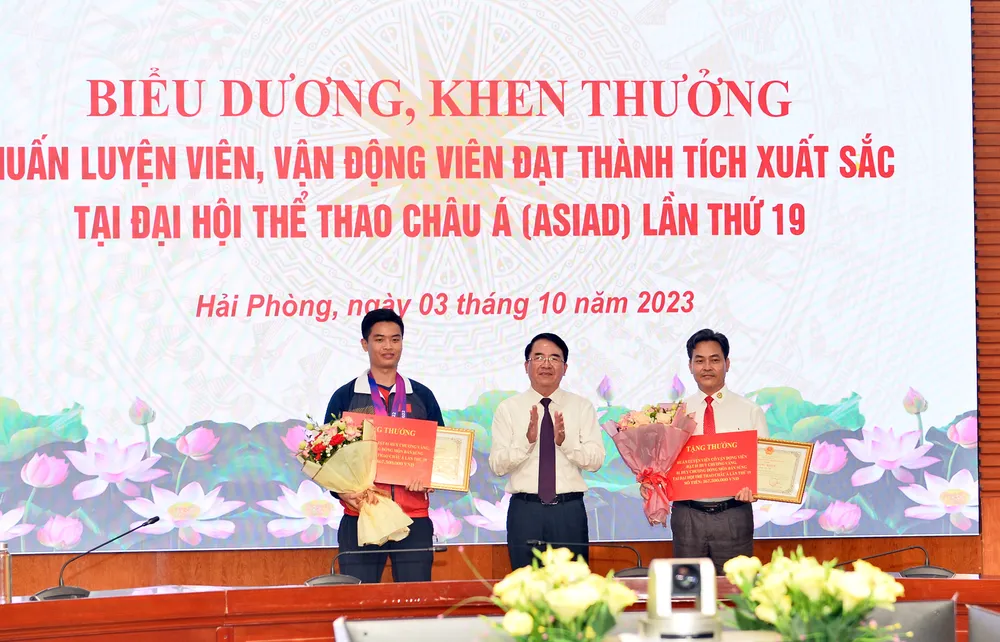 trao-thuong-pham-quang-huy1.JPG
