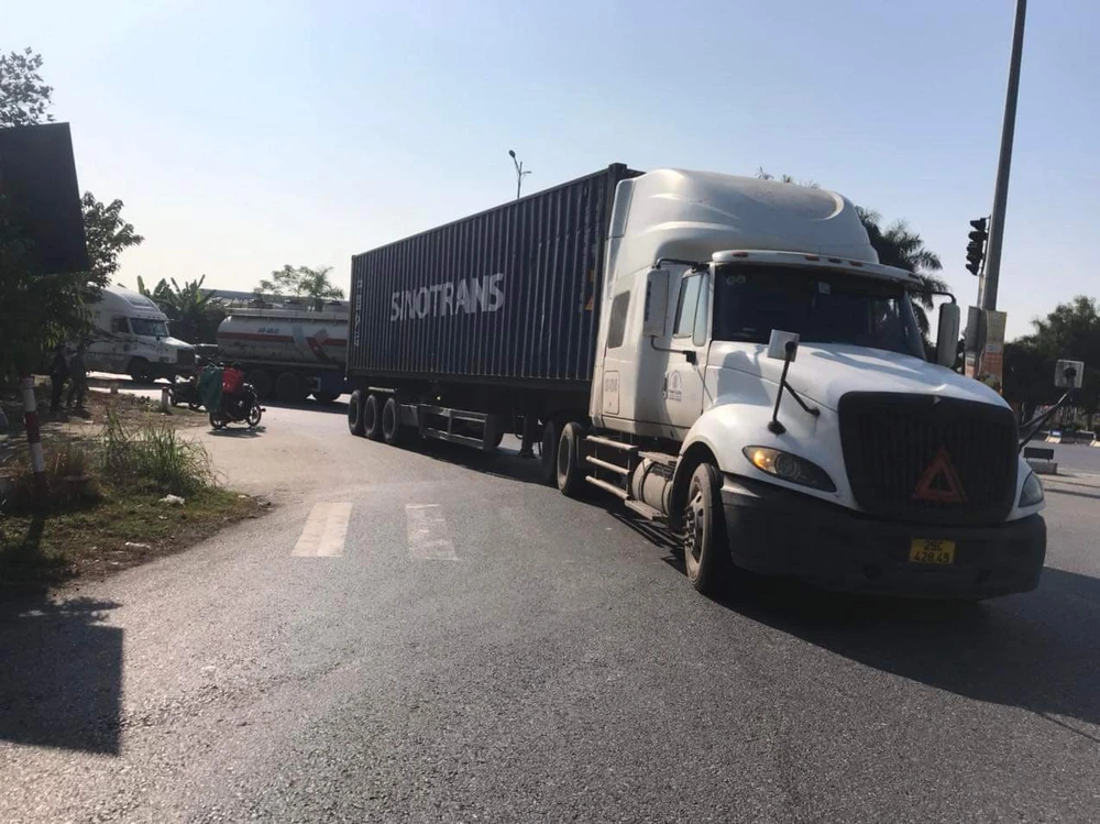 Hiện trường vụ tai nạn giao thông giữa xe container và xe máy