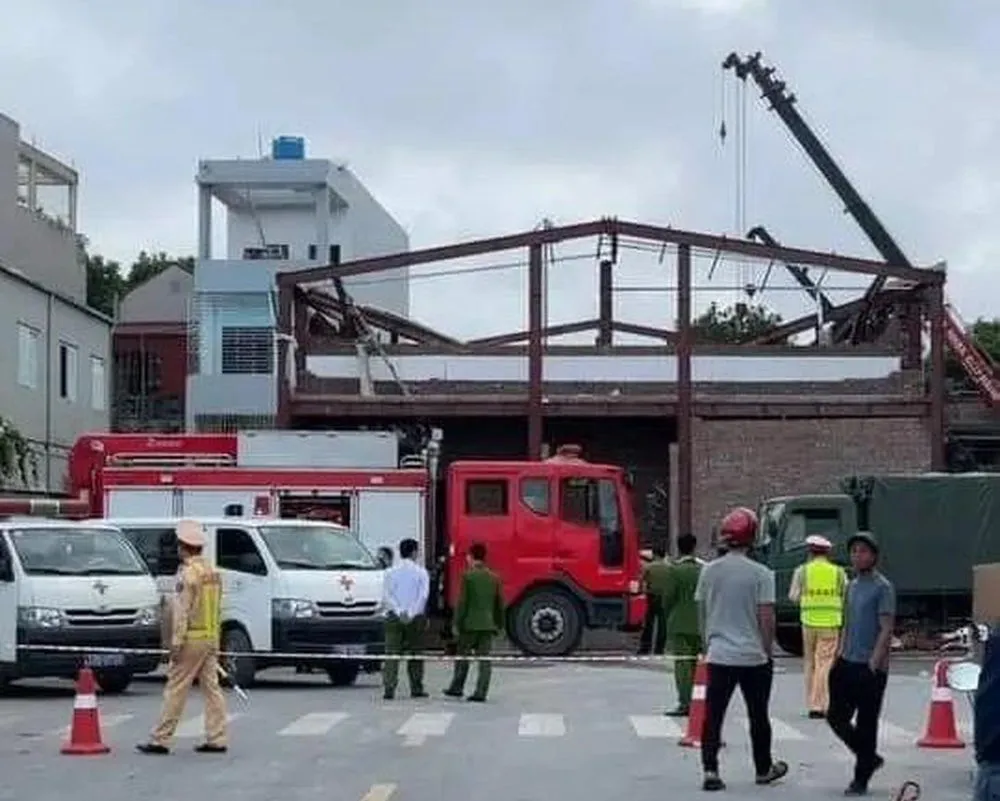 Hiện trường vụ sập mái nhà tại thị trấn Diêm Điền