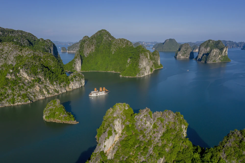Tỉnh Quảng Ninh đưa ra nhiều giải pháp để bảo vệ môi trường Vịnh Hạ Long. Ảnh: Anh Vũ bao-ve-moi-truong-la-uu-tien-hang-dau-de-bao-ton-va-phat-huy-ben-vung-di-san-vinh-ha-long-1-3182-8693.jpg