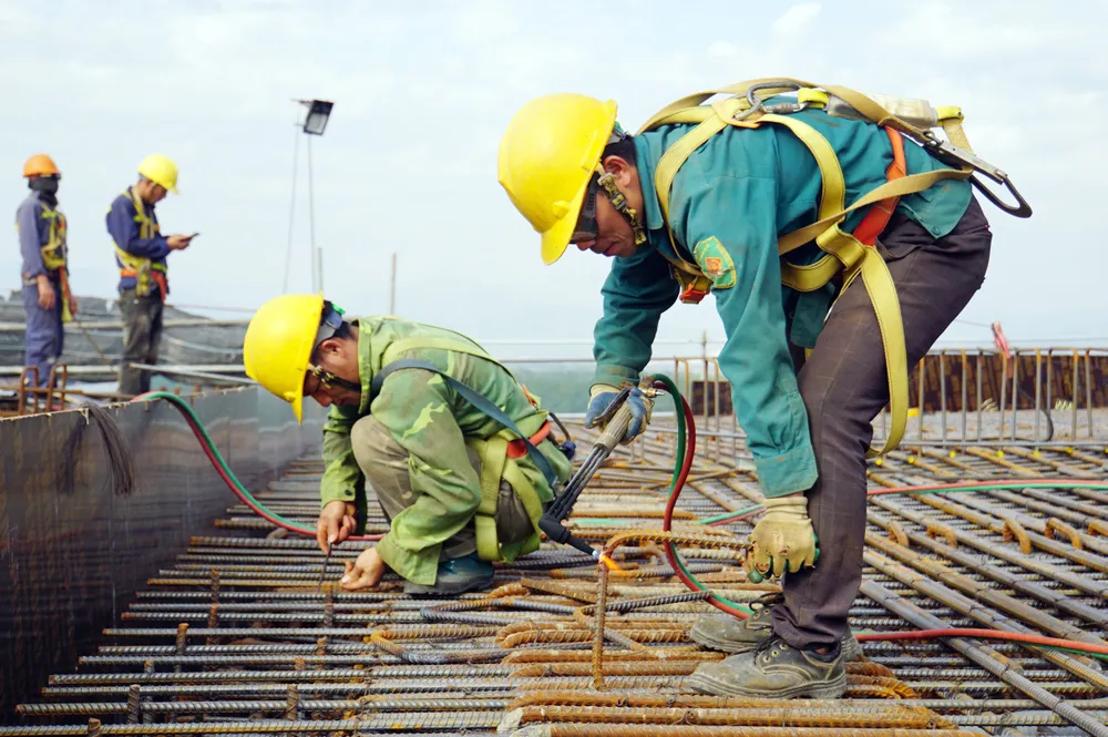 hon-300-cong-nhan-xuyen-tet-gap-rut-hoan-thanh-cau-ben-rung-noi-hai-phong-voi-quang-ninh-8-6924.jpg
