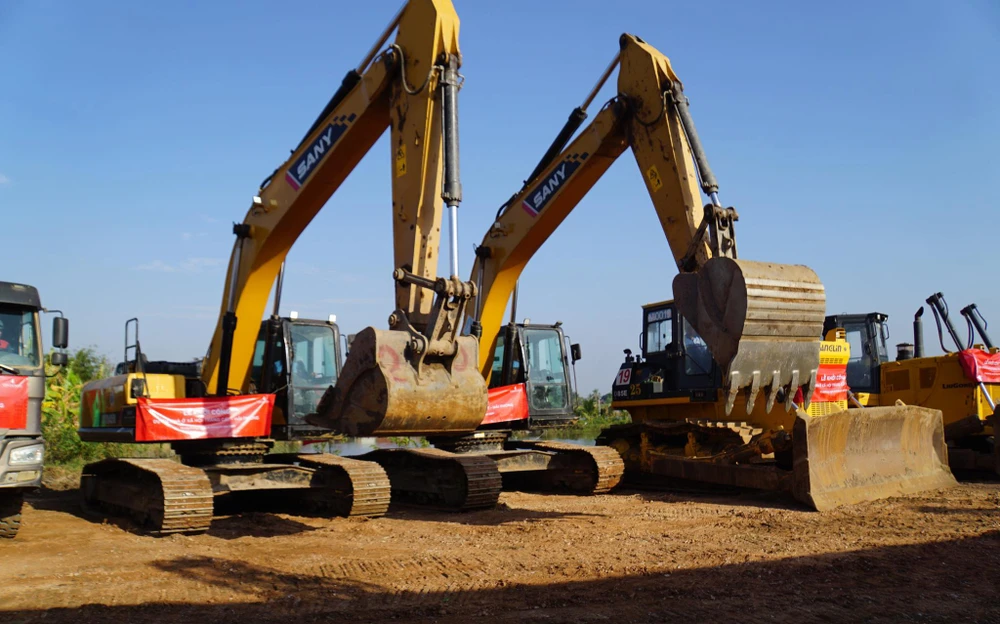 Máy móc sẵn sàng triển khai dự án. Ảnh: NGỌC SƠN chu-tich-quoc-hoi-bam-nut-khoi-cong-du-an-noxh-dau-tien-cua-vinhomes-tai-hai-phong-2-1918.jpeg