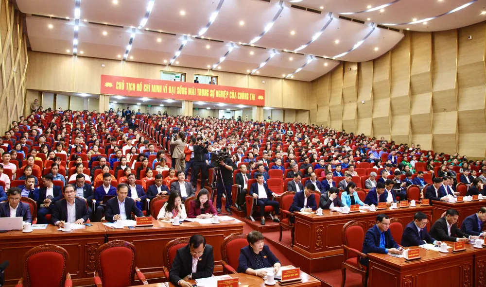 Chủ tịch Quốc hội Vương Đình Huệ tiếp xúc cử tri NLĐ Hải Phòng