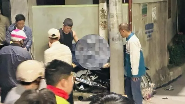 Hiện trường vụ tai nạn xe máy đâm thẳng vào cột điện