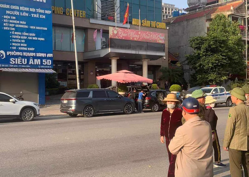 Rất đông lực lượng công an đã có mặt tại trụ sở Công ty Hải Hà Petro