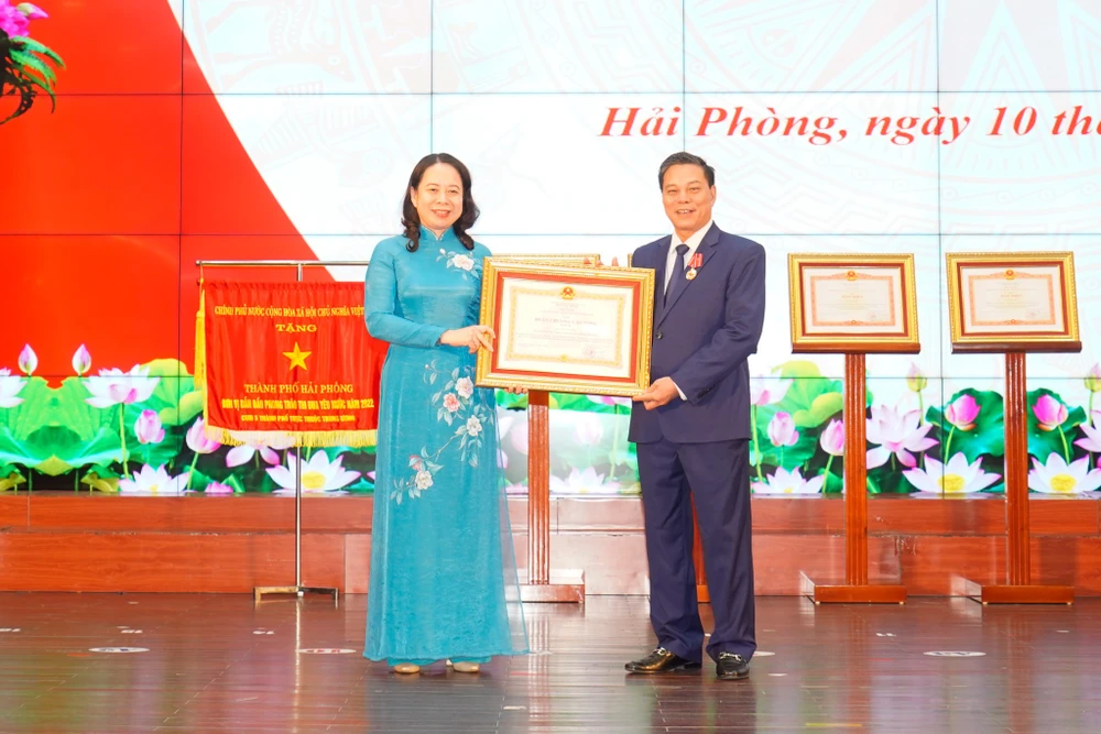 Phó Chủ tịch nước Võ Thị Ánh Xuân thay mặt lãnh đạo Đảng, Nhà nước trao Huân chương Lao động hạng Ba của Chủ tịch nước tặng ông Nguyễn Văn Tùng, Chủ tịch UBND Hải Phòng