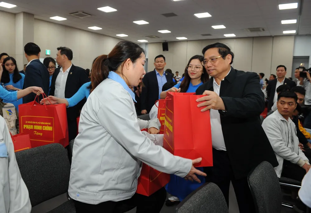 Thủ tướng Phạm Minh Chính tặng quà công nhân, người lao động có hoàn cảnh khó khăn tại công ty Kefico, Hải Dương