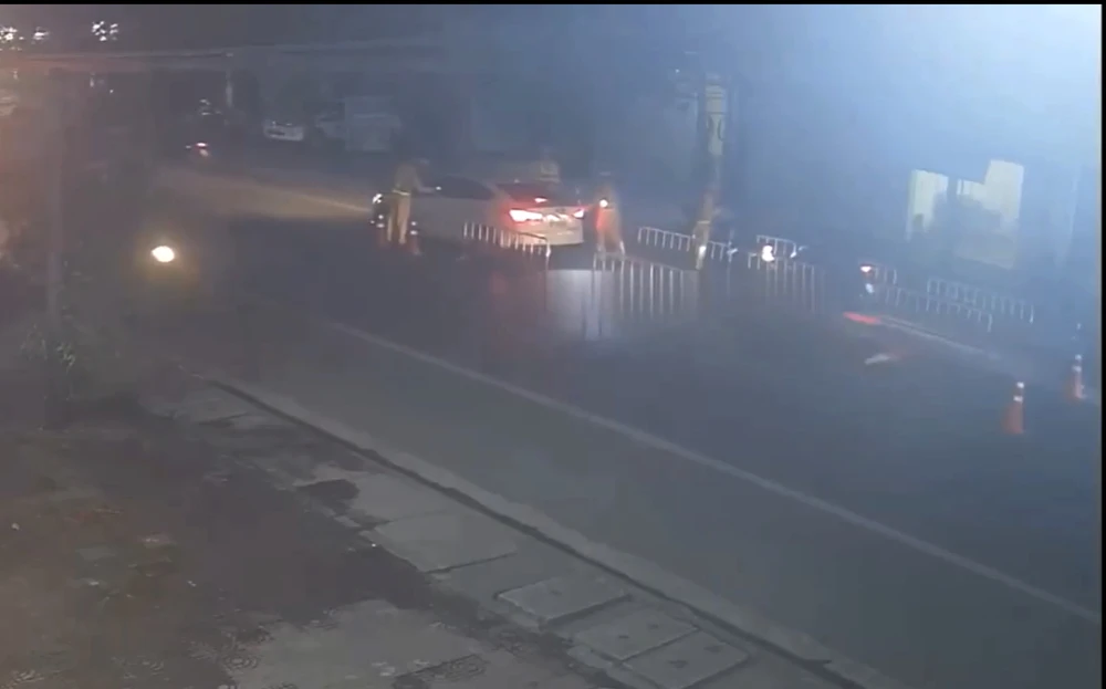 xe máy thông chốt đo nồng độ cồn tông bị thương csgt