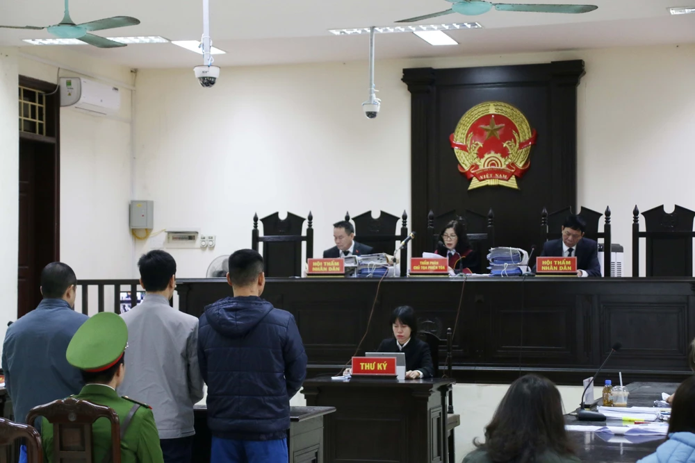 Ba bị cáo trong vụ nhận hối lộ tại trung tâm đăng kiểm Thái Bình hầu toà