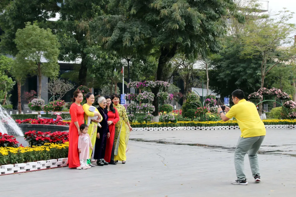 nguoi-dan-hai-phong-no-nuc-check-in-tai-dai-vuon-hoa-trung-tam-thanh-pho-12.JPG