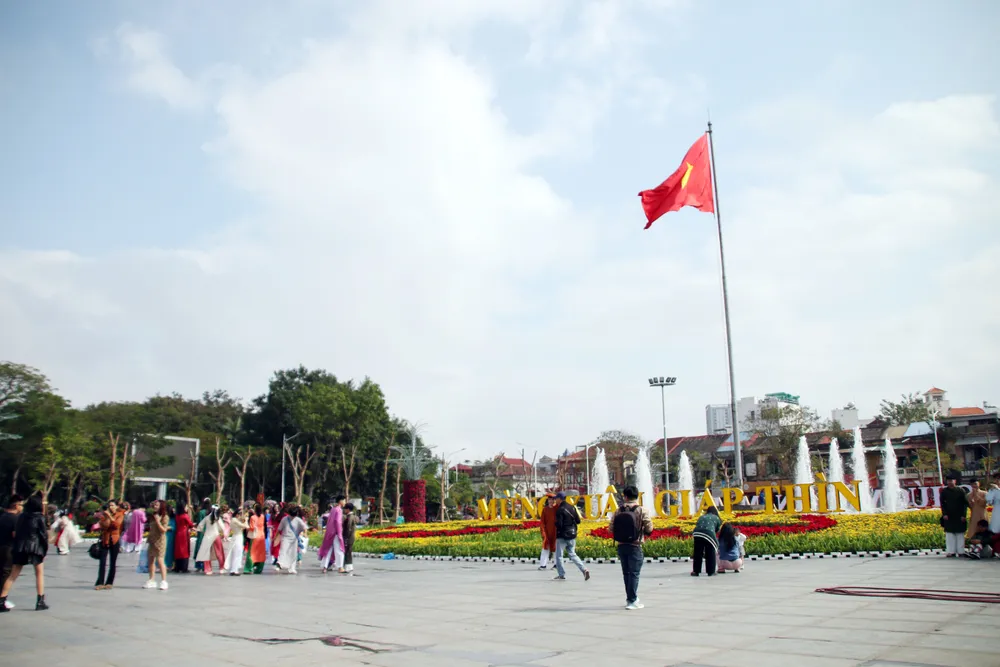 <b>Dải vườn hoa trung tâm thành phố</b> Hải Phòng đã được hoàn tất công tác trang trí khoảng 3 ngày nay. Dịp cuối tuần giáp Tết này, tranh thủ thời tiết đẹp, hàng nghìn người dân thành phố, du khách nô nức đến đây tham quan, chụp ảnh. Ảnh: Ngọc Sơn