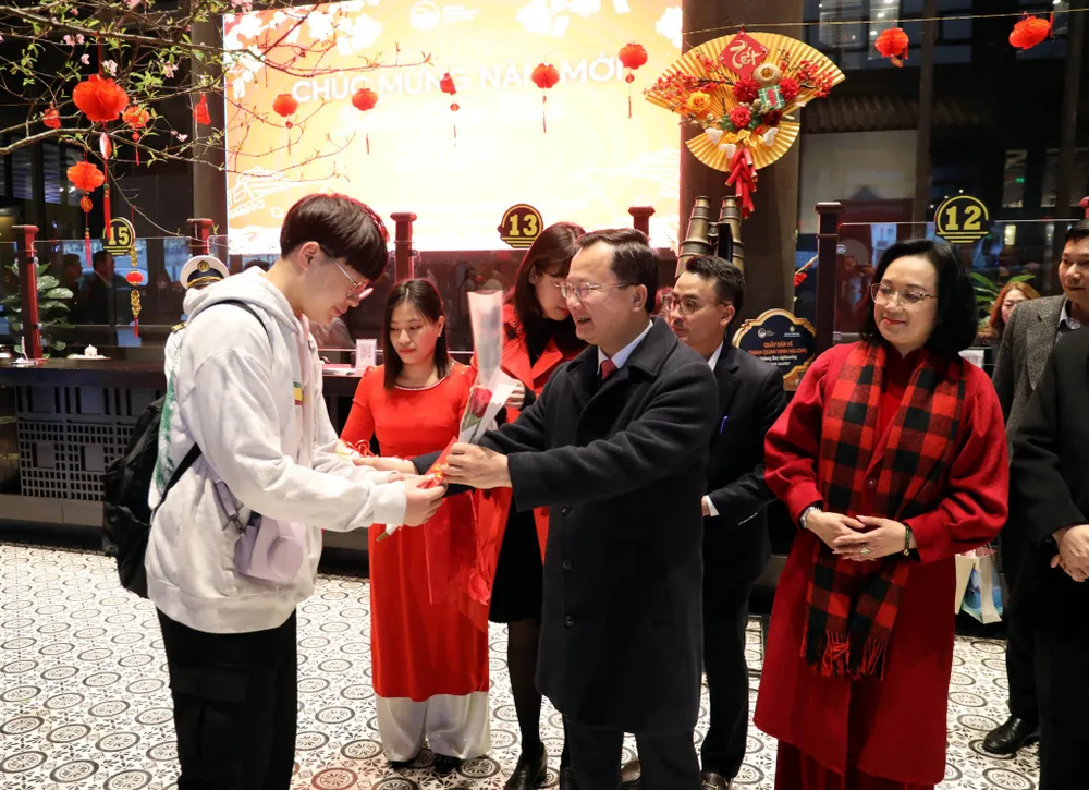 Chủ tịch UBND tỉnh Quảng Ninh trao hoa, lì xì tặng các vị khách đến từ Hàn Quốc 'xông đất' vịnh Hạ Long ngày đầu năm mới Giáp Thìn