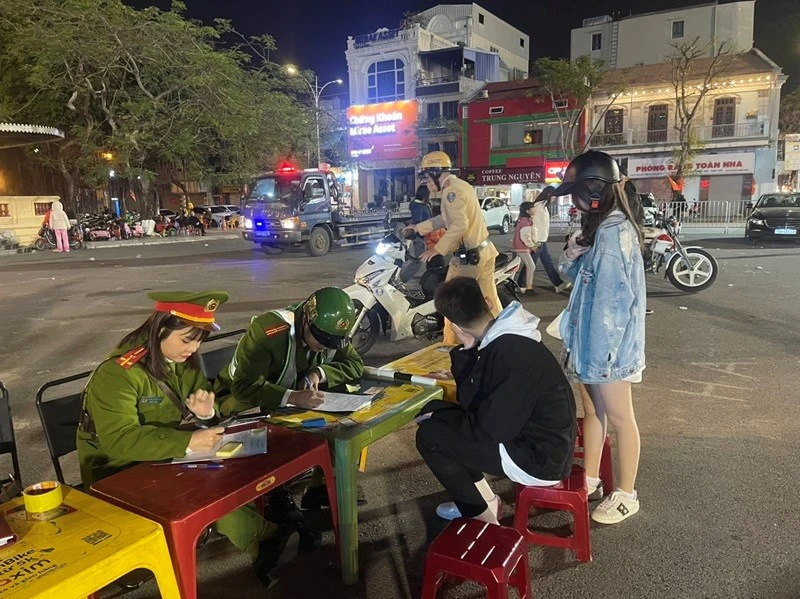 Công an quận Hồng Bàng xử lý lỗi vi phạm giao thông. Ảnh: CAHP Công an quận Hồng Bàng xử lý lỗi vi phạm giao thông