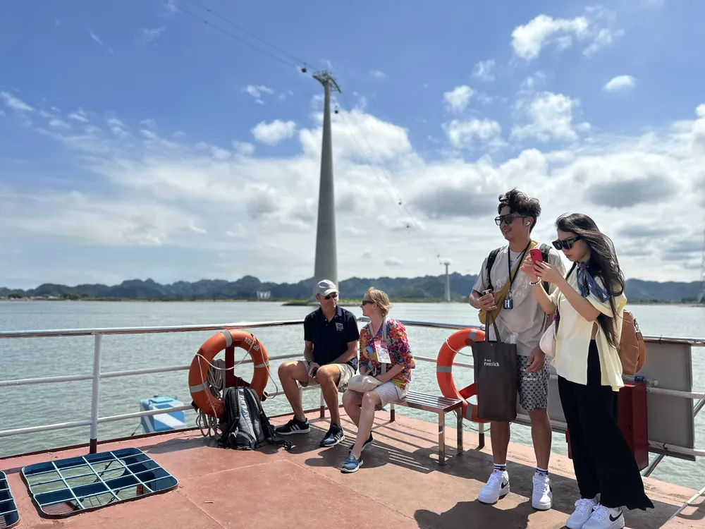 Khách du lịch quốc tế đến Cát Bà trong dịp Tết Nguyên đán. Ảnh: Ngọc Sơn