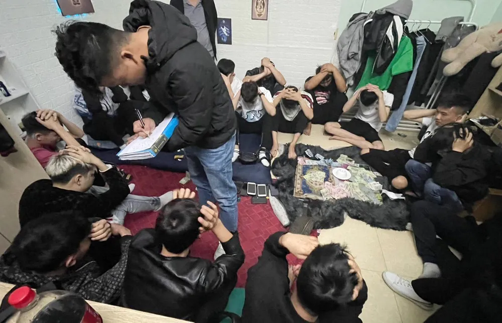 16 thanh niên ở Uông Bí chơi xóc đĩa bị tạm giữ hình sự để điều tra. Ảnh: CAQN