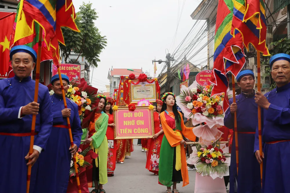 Đoàn rước tại lễ hội Tiên Công