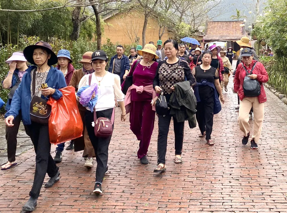 Sáng 19-2 (mùng 10 tháng Giêng), Ban Trị sự Giáo hội Phật giáo Việt Nam tỉnh Quảng Ninh và UBND TP Uông Bí phối hợp tổ chức khai mạc Lễ hội Xuân Yên Tử 2024. Theo ước tính của ban tổ chức, có khoảng 2 vạn người dân, du khách thập phương đến với Yên Tử trong ngày này. Ảnh: Ngọc Sơn