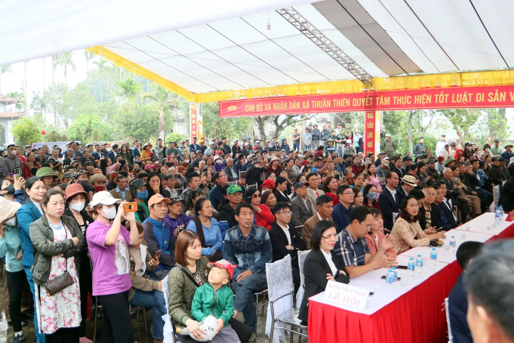Lễ hội truyền thống "Hội Minh Thề" được tổ chức hằng năm vào ngày 14,15,16 tháng Giêng. Điểm nhấn của Lễ hội là "Hội Minh Thề" được tổ chức ngay trong sáng ngày 14. Lễ hội hằng năm luôn thu hút đông đảo sự quan tâm, chú ý của nhân dân. Ảnh: Ngọc Sơn Lễ hội Truyền thống 'Hội Minh Thề' được tổ chức hằng năm vào ngày 14,15,16 tháng Giêng. Điểm nhấn của Lễ hội là 'Hội Minh Thề' được tổ chức ngay trong sáng ngày 14. Lễ hội hằng năm luôn thu hút đông đảo sự quan tâm, chú ý của nhân dân. Ảnh: Ngọc Sơn