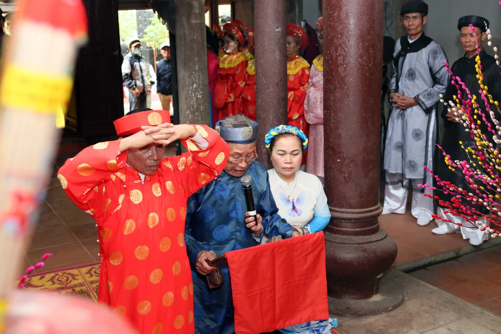 Ông Phạm Đăng Khoa, nguyên Phó Ban quản lý Khu di tích Đền - Chùa Hòa Liễu đọc văn khấn cúng đầu năm. Ảnh: Ngọc Sơn le-hoi-minh-the-hoi-the-khong-tham-nhung-doc-nhat-vo-nhi-o-hai-phong-10.JPG