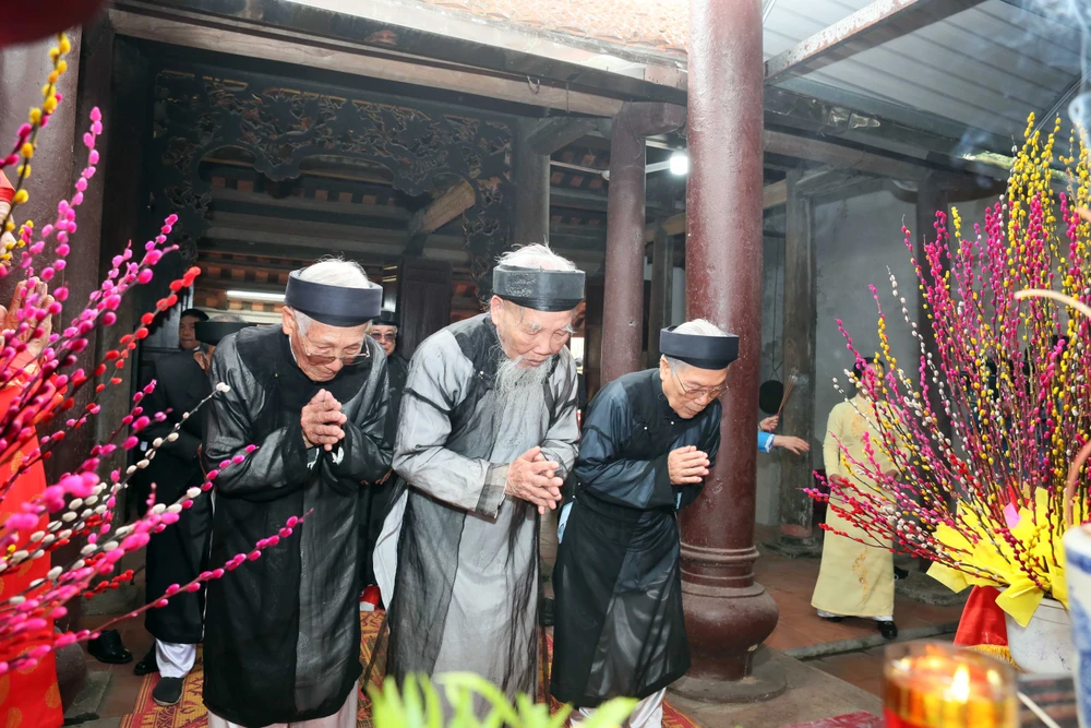 Các bậc cao niên trong làng dâng hương. Ảnh: Ngọc Sơn le-hoi-minh-the-hoi-the-khong-tham-nhung-doc-nhat-vo-nhi-o-hai-phong-11.JPG