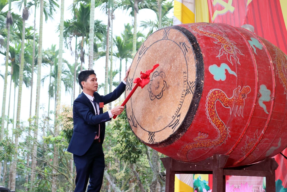 Lãnh đạo xã Thuận Thiên, huyện Kiến Thuỵ đánh trống khai hội. Ảnh: Ngọc Sơn le-hoi-minh-the-hoi-the-khong-tham-nhung-doc-nhat-vo-nhi-o-hai-phong-2.JPG