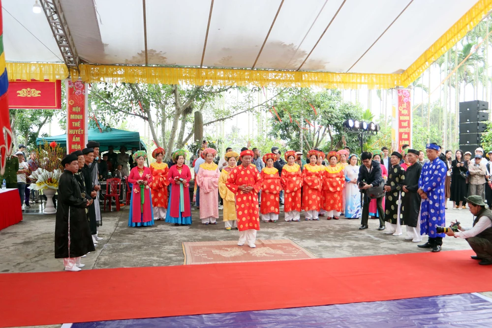 Các vị "kì lão, chức sắc" được rước ra đài thề. Ảnh: Ngọc Sơn le-hoi-minh-the-hoi-the-khong-tham-nhung-doc-nhat-vo-nhi-o-hai-phong-3.JPG