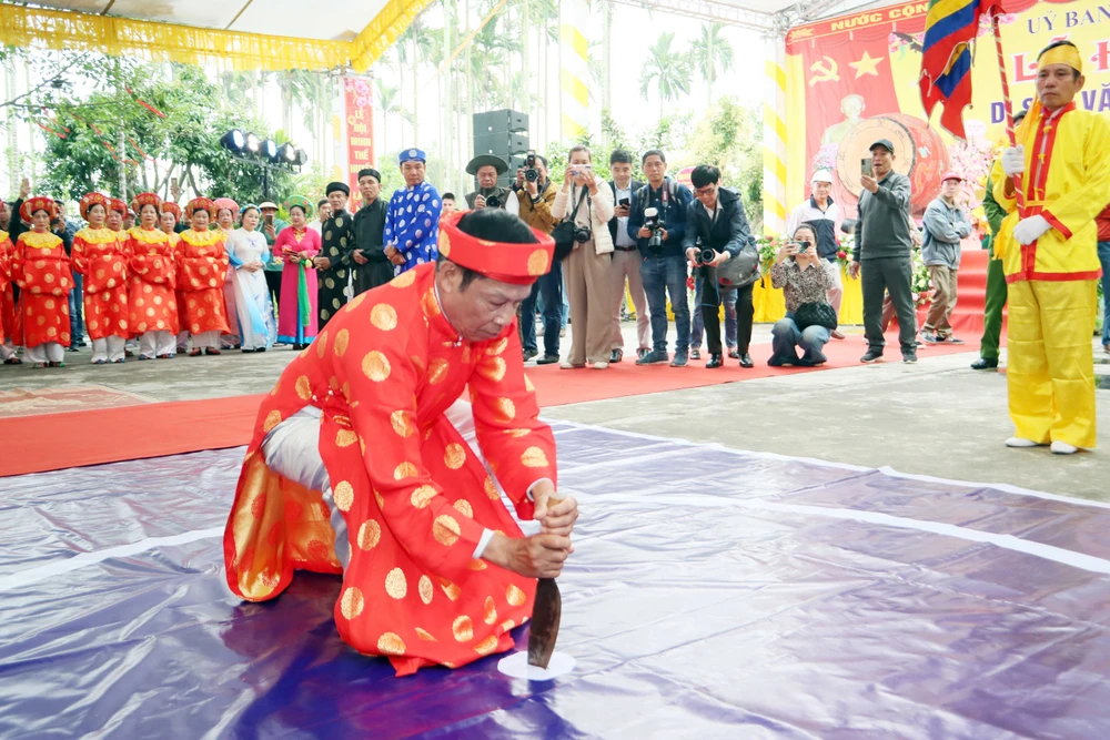 Chủ tế năm nay là ông Trương Công Lậm (trưởng thôn Hòa Liễu), thực hiện nghi thức "chỉ trời vạch đất" rồi vẽ một vòng tròn lớn giữa sân miếu và cắm con dao ở vị trí giữa vòng tròn. Ảnh: Ngọc Sơn le-hoi-minh-the-hoi-the-khong-tham-nhung-doc-nhat-vo-nhi-o-hai-phong-6.JPG