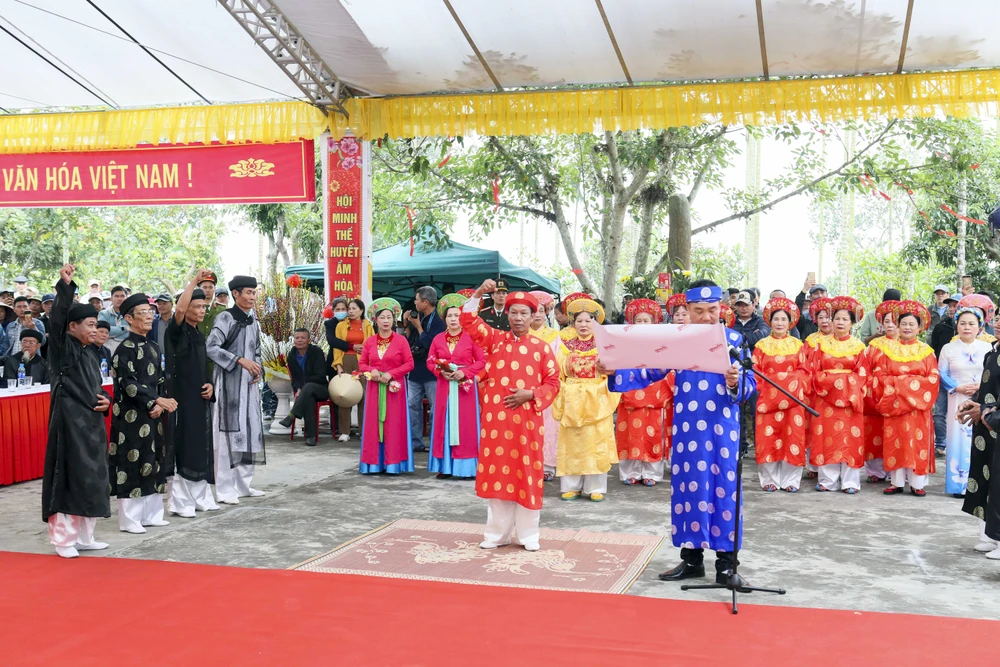 Sau nghi thức "chỉ trời vạch đất", đại diện tư văn đọc lớn hịch văn Minh thề để các bô lão, chức sắc tham gia nghi lễ cùng giơ cao tay hô "xin thề". Ảnh: Ngọc Sơn le-hoi-minh-the-hoi-the-khong-tham-nhung-doc-nhat-vo-nhi-o-hai-phong-7.JPG