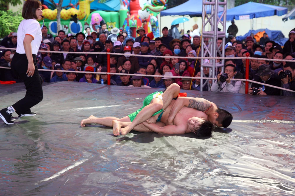 Trận thi đấu của các đô vật nam tại hội vật truyền thống làng Vân Tra