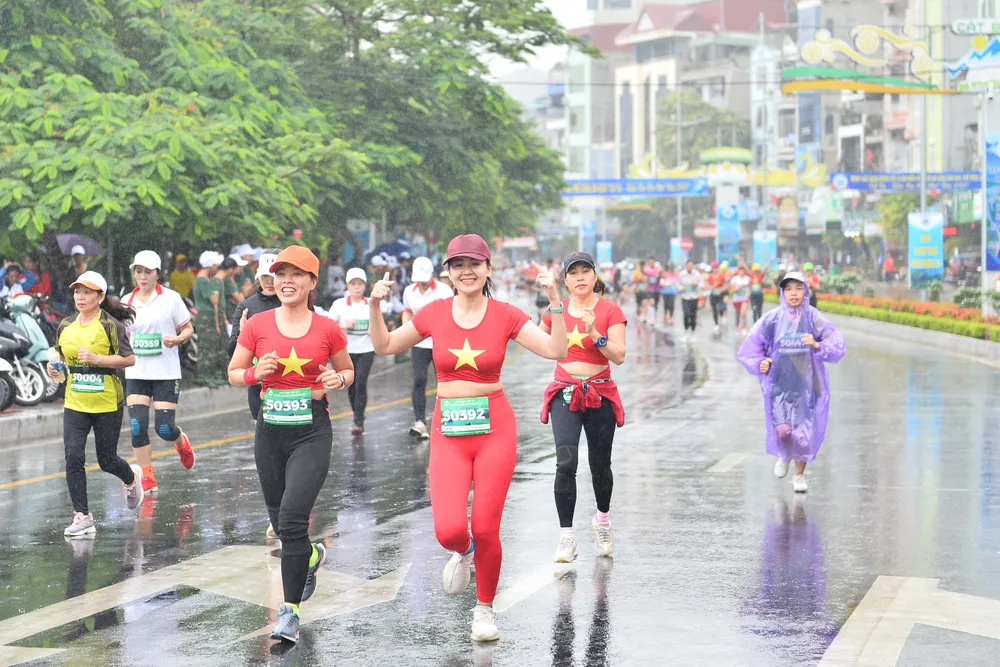 Các vận động viên tham gia giải chạy việt dã huyện Cát Hải trong năm 2023. Ảnh: Anh Vũ to-chuc-giai-chay-vong-quanh-di-san-thien-nhien-the-gioi-moi-quan-dao-cat-ba-4.jpg