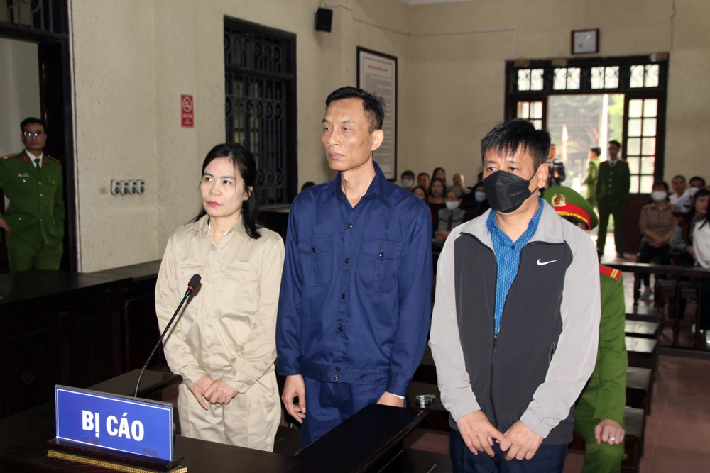 Cựu chủ tịch Liên đoàn Lao động tỉnh Hải Dương Mai Xuân Anh (giữa) cùng hai đồng phạm tại phiên xét xử. Ảnh: ANH VŨ Nguyên Chủ tịch liên đoàn lao động tỉnh Hải Dương Mai Xuân Anh (giữa) cùng hai bị cáo còn lại tại phiên xét xử