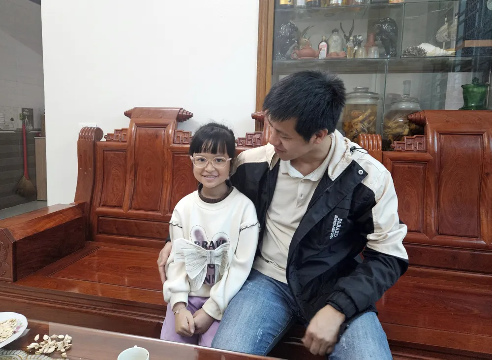 Máy hai Nguyễn Văn Tảo bên cạnh con gái đầu. Ảnh: ND thuyen-vien-ke-lai-khoanh-khac-tau-hang-trung-ten-lua-o-bien-do-chua-bao-gio-toi-nghi-tau-se-trung-ten-lua-2.jpg