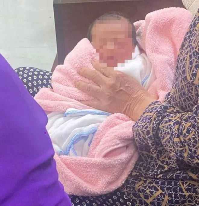 Bé trai bị bỏ rơi ở thôn Hà Phương, xã Thắng Thủy, Vĩnh Bảo, Hải Phòng