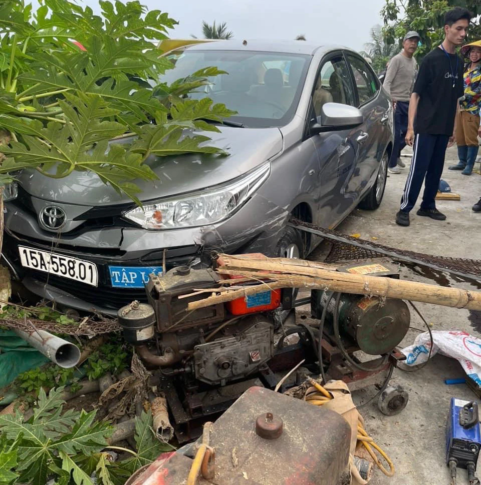 Chiếc xe ô tô tập lái chỉ dừng lại khi va chạm với hàng rào một trang trại nuôi vịt ngay bên cạnh