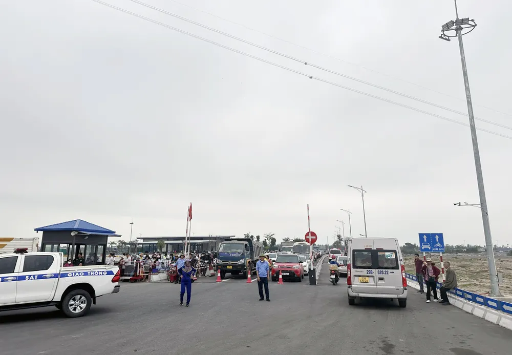 Do lượng khách đông, phà Đồng Bài sang đảo Cát Bà có dấu hiệu ùn tắc từ 10 giờ sáng nay. Ảnh: Ngọc Sơn