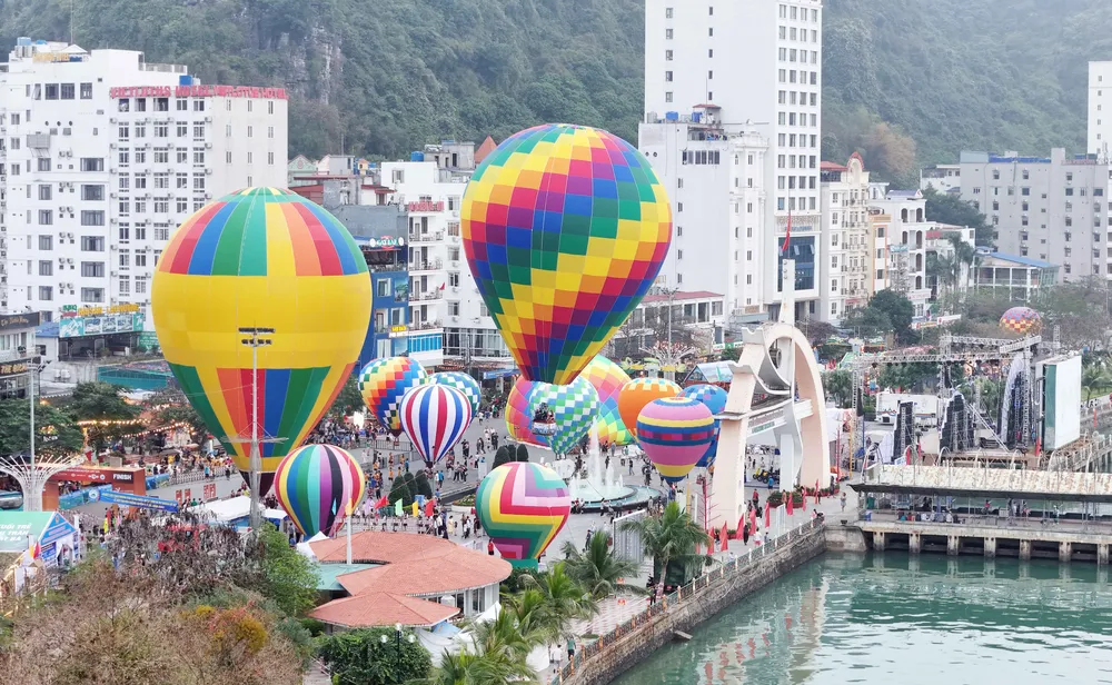 Ngày hội <b>khinh khí cầu</b> huyện Cát Hải năm 2024 là một trong những hoạt động chính nằm trong chuỗi sự kiện Lễ hội truyền thống huyện Cát Hải kỷ niệm 65 năm ngày Bác Hồ về thăm Cát Bà, Cát Hải (31/3/1959-31/3/2024) và Khai mạc du lịch Cát Bà năm 2024. Ảnh: Ngọc Sơn