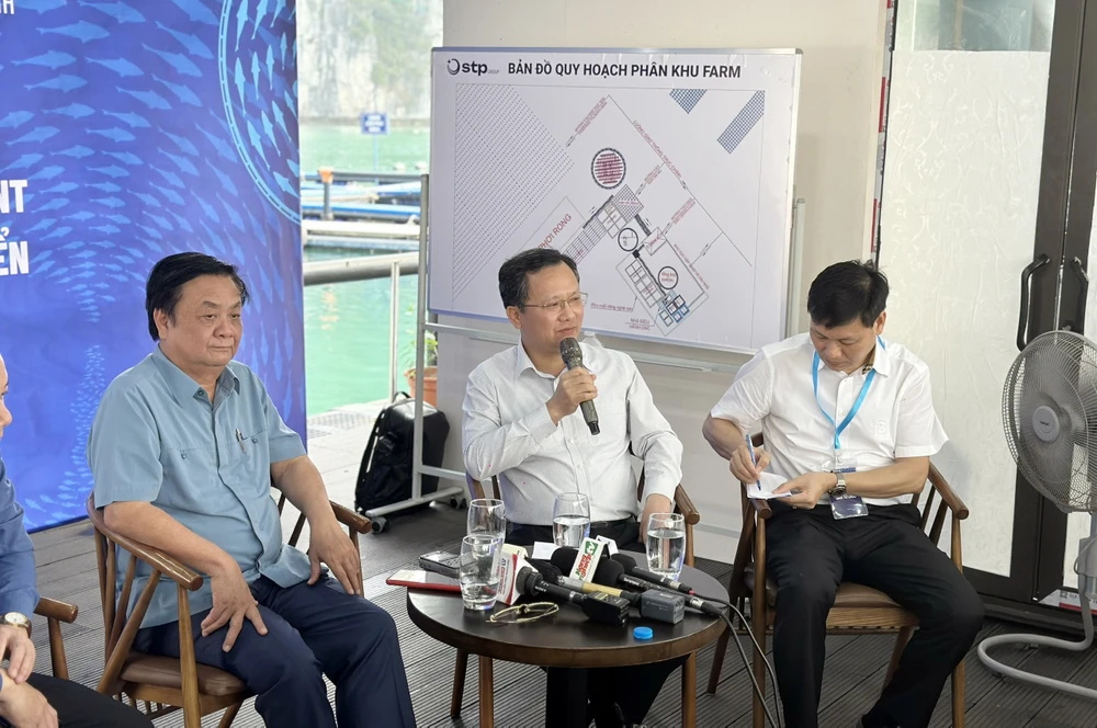 Chủ tịch UBND tỉnh Quảng Ninh Cao Tường Huy giải đáp một số thắc mắc của doanh nghiệp tại buổi gặp gỡ. Ảnh: Ngọc Sơn bo-truong-va-chu-tich-tinh-quang-ninh-gap-go-cac-htx-doanh-nghiep-nuoi-bien-1.jpg