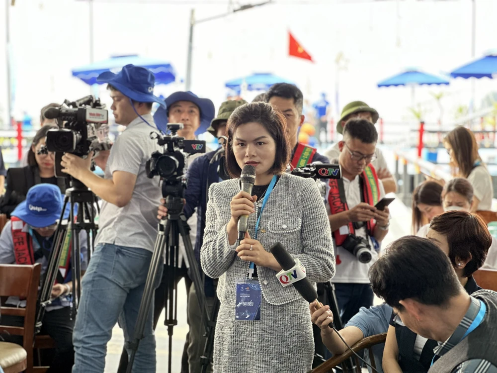 Giám đốc HTX nuôi trai Đảo Ngọc Ngô Thị Vui trao đổi ý kiến tại buổi gặp gỡ. Ảnh: Ngọc Sơn bo-truong-va-chu-tich-tinh-quang-ninh-gap-go-cac-htx-doanh-nghiep-nuoi-bien-3.jpg