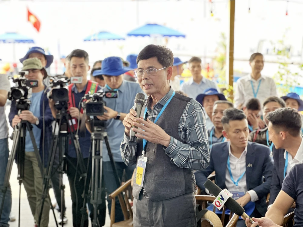 Ông Trần Văn Bảo, Giám đốc HTX Thủy sản Thắng Lợi bày tỏ ý kiến tại buổi gặp gỡ. Ảnh: Ngọc Sơn bo-truong-va-chu-tich-tinh-quang-ninh-gap-go-cac-htx-doanh-nghiep-nuoi-bien-4.jpg