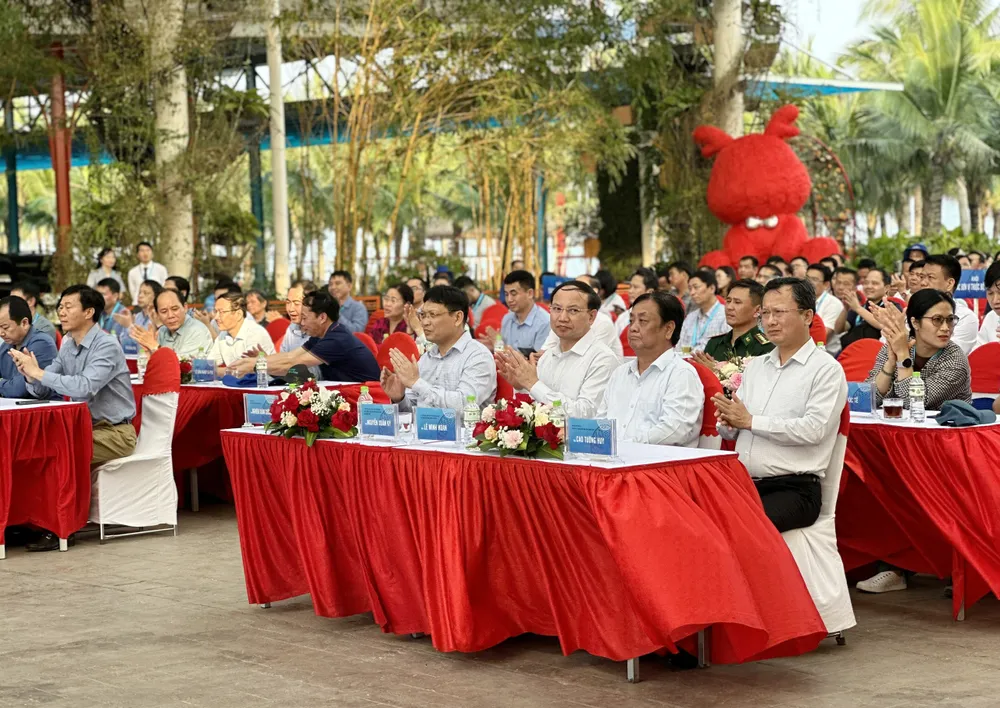 Bộ trưởng Bộ NN-PTNT Lê Minh Hoan cùng lãnh đạo tỉnh Quảng Ninh dự lễ thả con giống. Ảnh: Ngọc Sơn