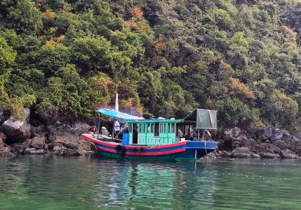 Tàu của Ban Quản lý Vịnh Hạ Long thu gom rác mỗi ngày trên vịnh. Ảnh: Anh Vũ rac-tren-vinh-ha-long-la-khong-the-tranh-khoi-1.jpg