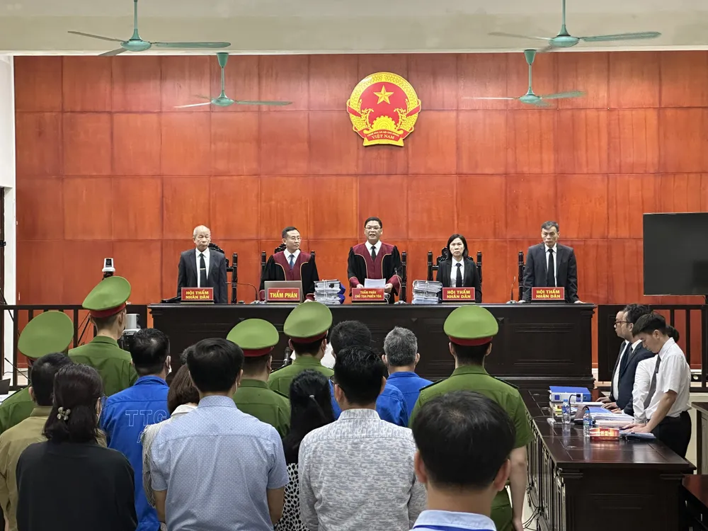 Phiên toà xét xử vụ án. Ảnh: Ngọc Sơn dang-dien-ra-phien-toa-xet-xu-cuu-giam-doc-cong-an-hai-phong-do-huu-ca-2.jpg