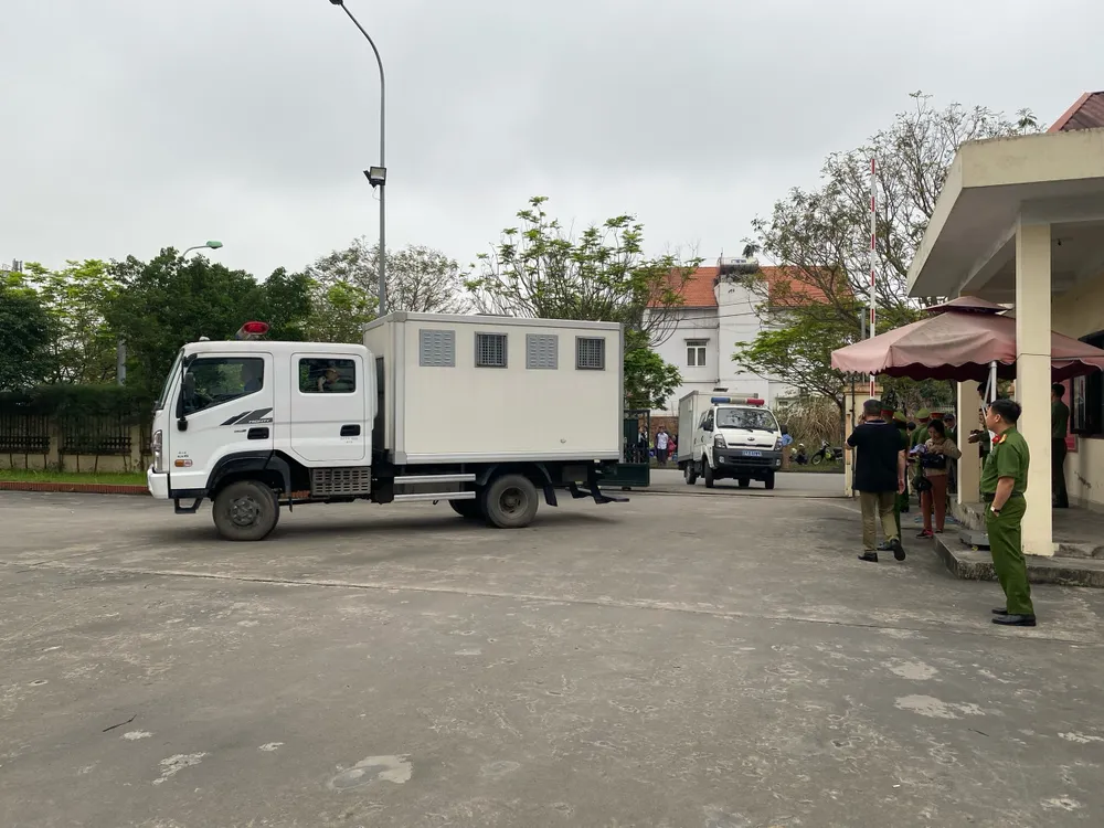 Gần 8h, xe chở các bị cáo có mặt tại TAND tỉnh Quảng Ninh. Ảnh: Ngọc Sơn dang-dien-ra-phien-toa-xet-xu-cuu-giam-doc-cong-an-hai-phong-do-huu-ca-3.jpg
